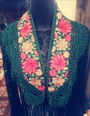 Embroidered bands with silk fringe green | Mantoncillo bordado con flecos de seda